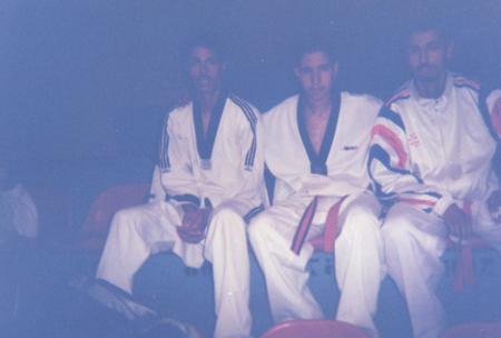 moi au millieu jaouad en tenu et abdellah en survette